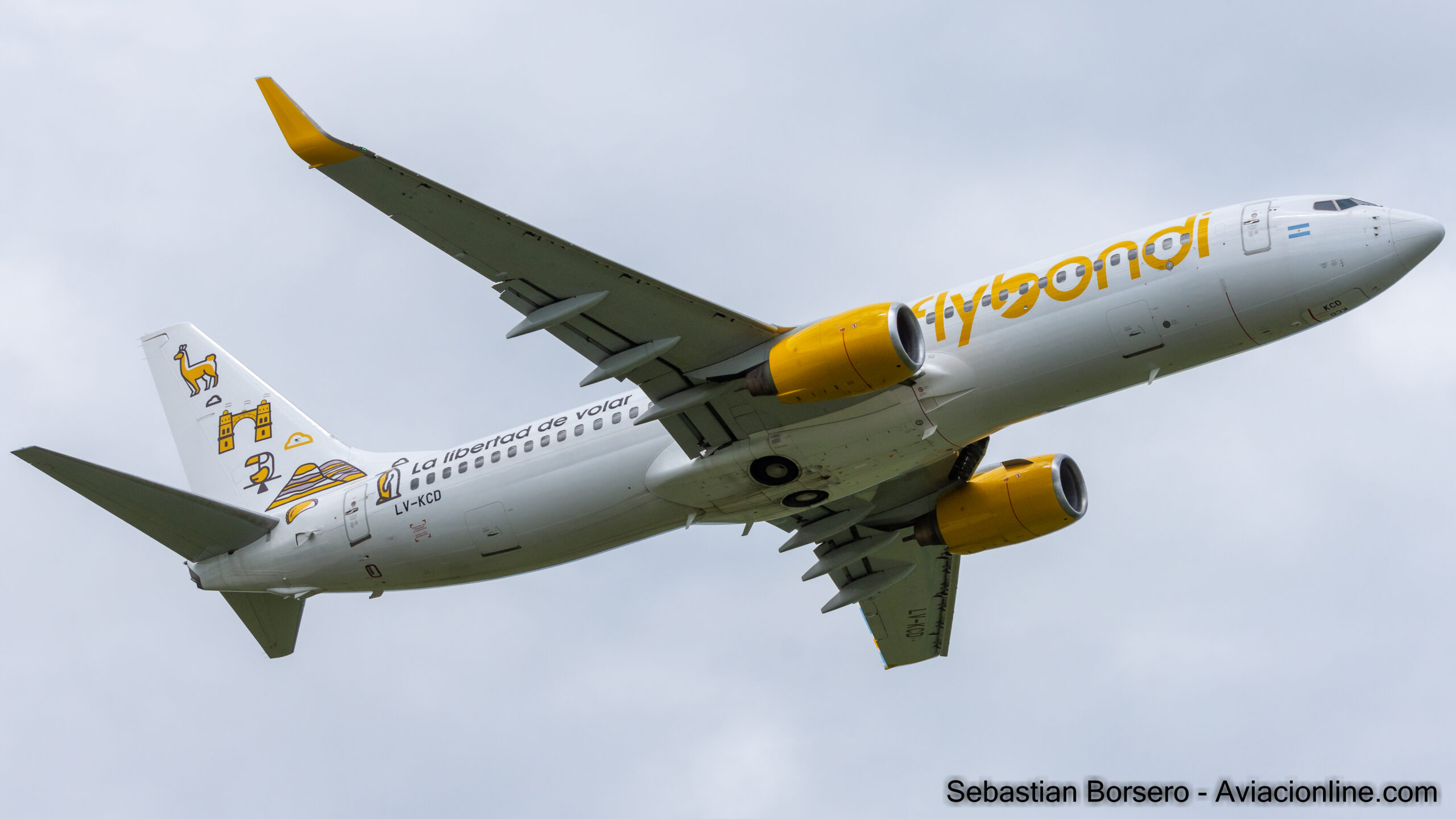 Flybondi lança voos sazonais entre Brasil e Bariloche