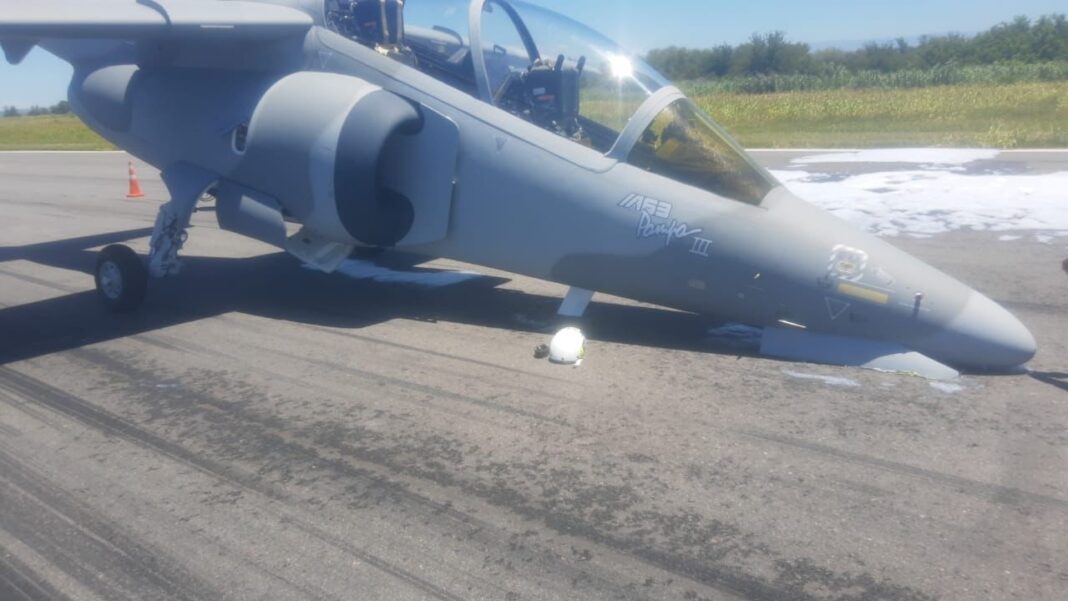 Un IA-63 Pampa se vio forzado a realizar un aterrizaje de emergencia en la pista de la Escuela de Aviación Militar (EAM) en Córdoba. NotWebP